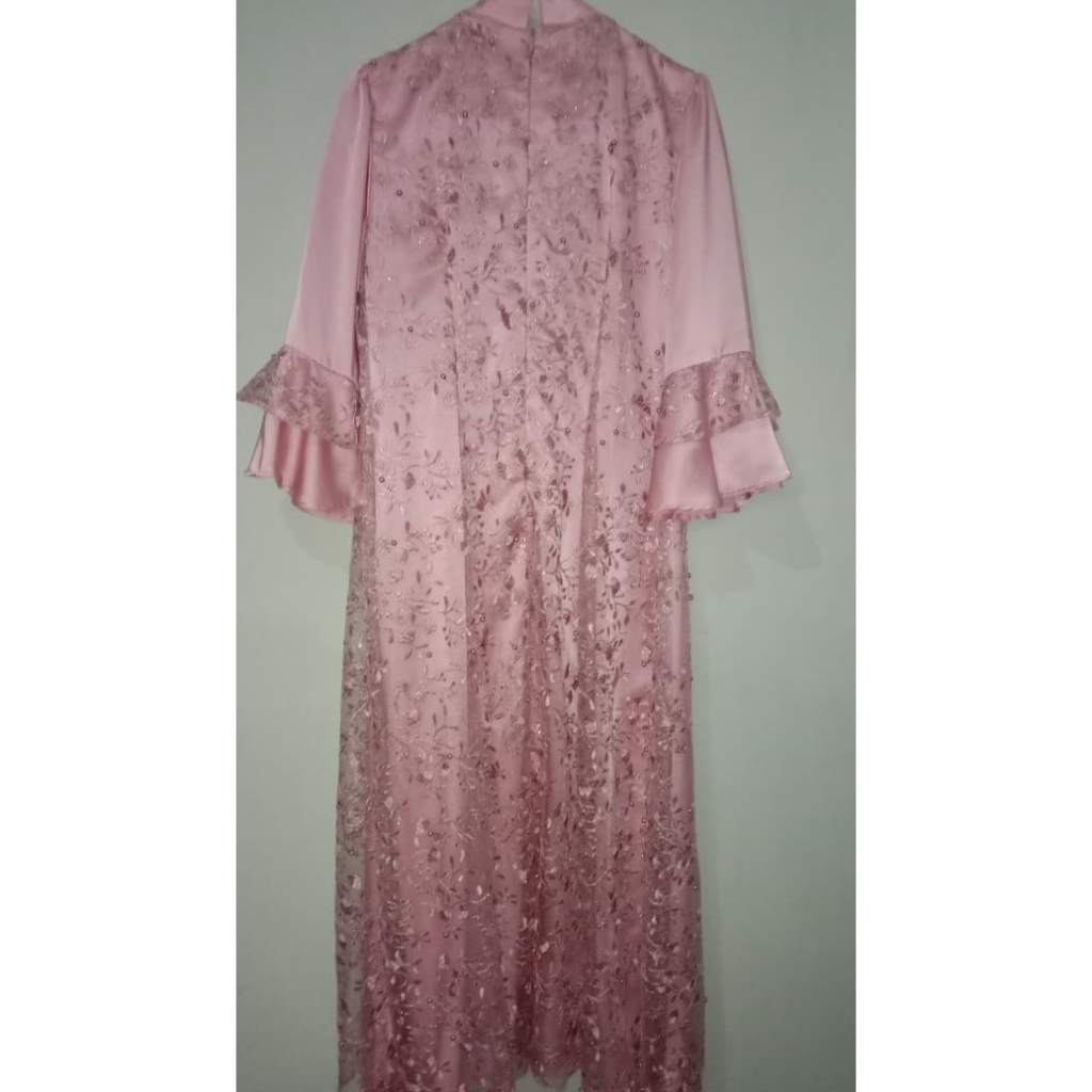 long dress brokat lace dusty pink dengan lapisan bahan satin