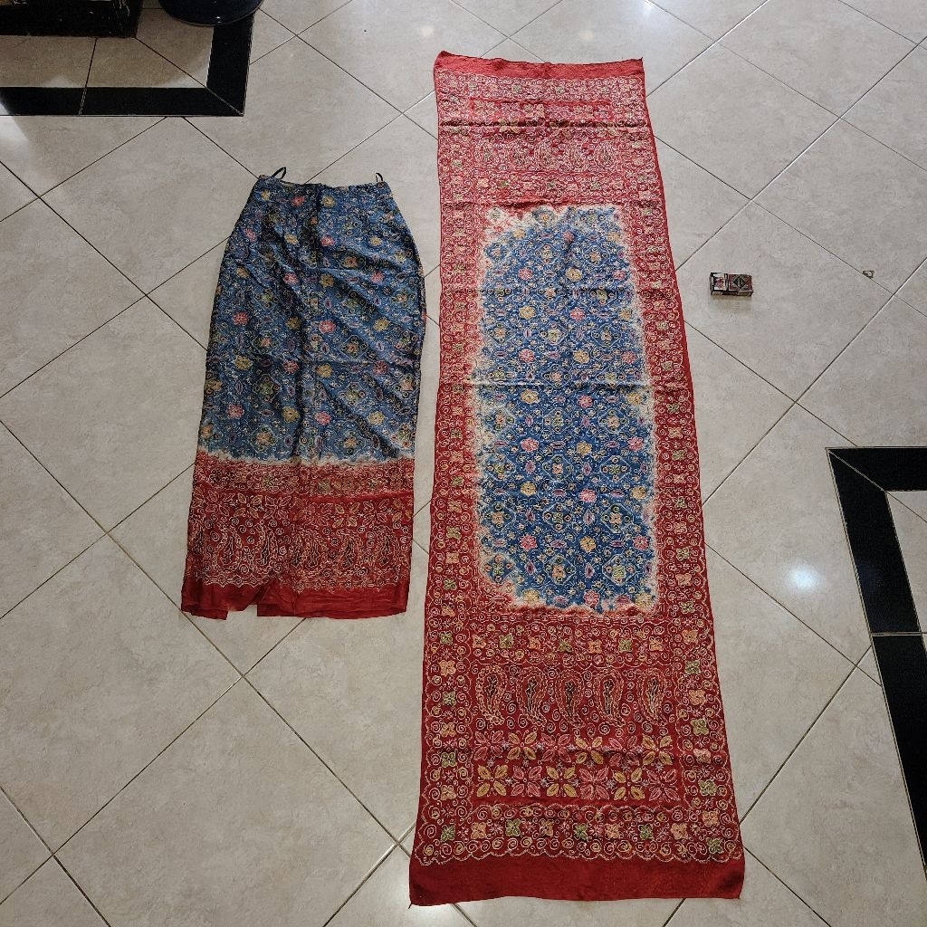sepasang kain batik rok dan selendangnya peninggalan mbah