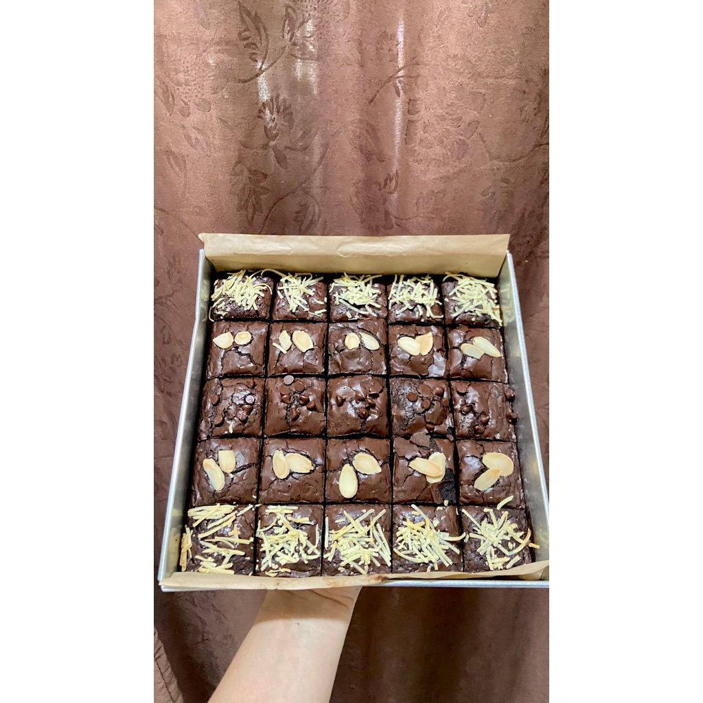 

FUDGY BROWNIES BY@kimjacake