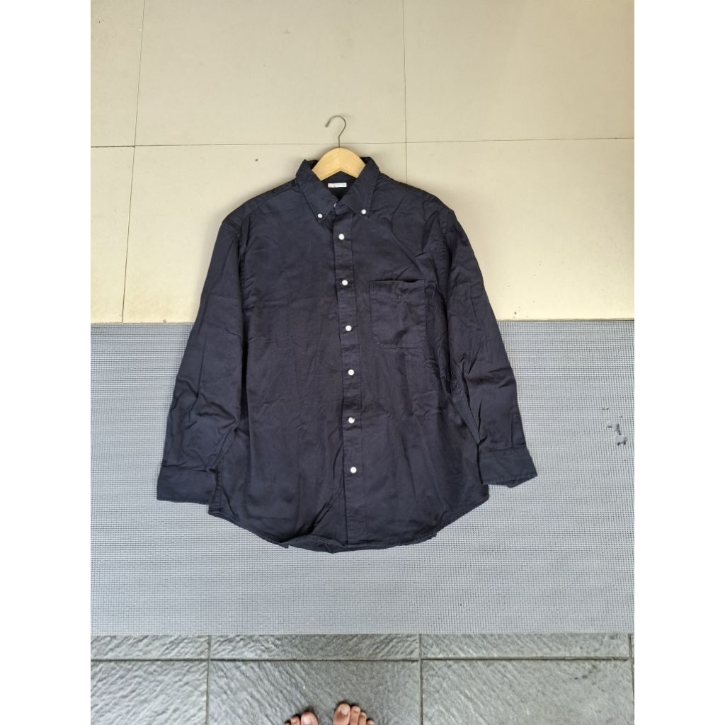 KEMEJA HITAM KATUN GU SEPERTI BARU SIZE TAG M
LD:114Cm
P: 78Cm