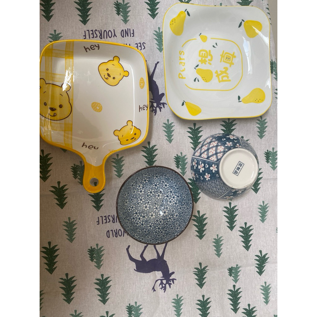 Harga untuk 4 pcs. Preloved Mangkok dan piring keramik. 1 set lebih murah jarang di pakai