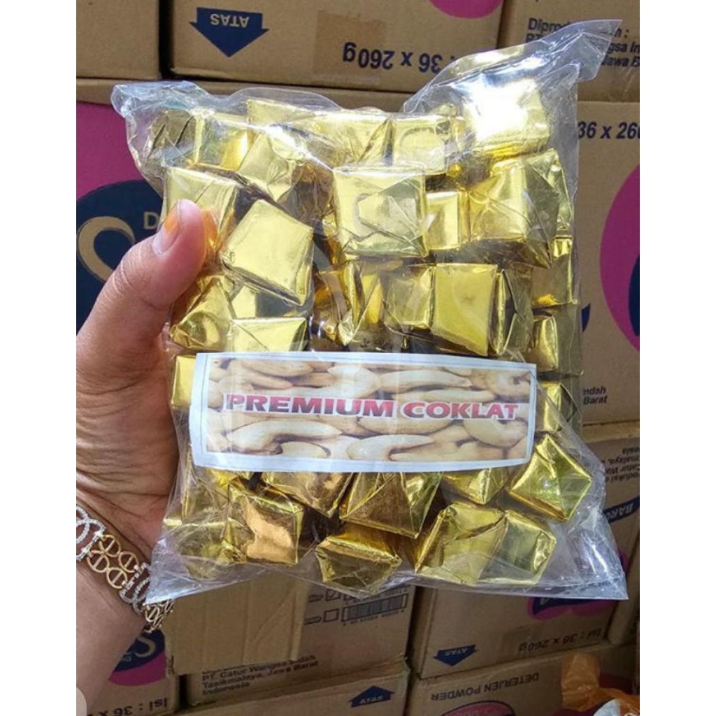 

coklat kubus pyramid patahan/leburan coklat SQ Silverqueen isi +-70 pcs 1 kg