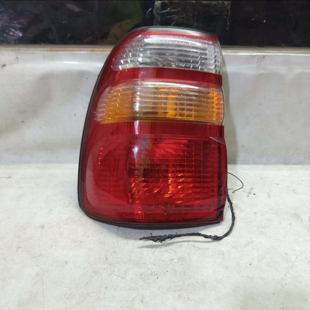 Stoplamp lampu belakang kiri toyota landcruiser LC VX100 VX 100 bekas