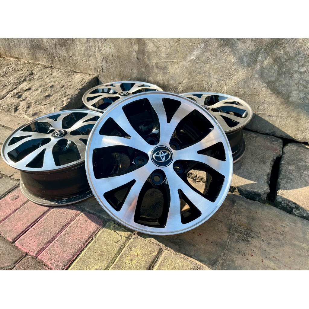 1set(4pcs) velg ori innova type V 2010 R15 PCD 5/114 kondisi bekas masih bagus