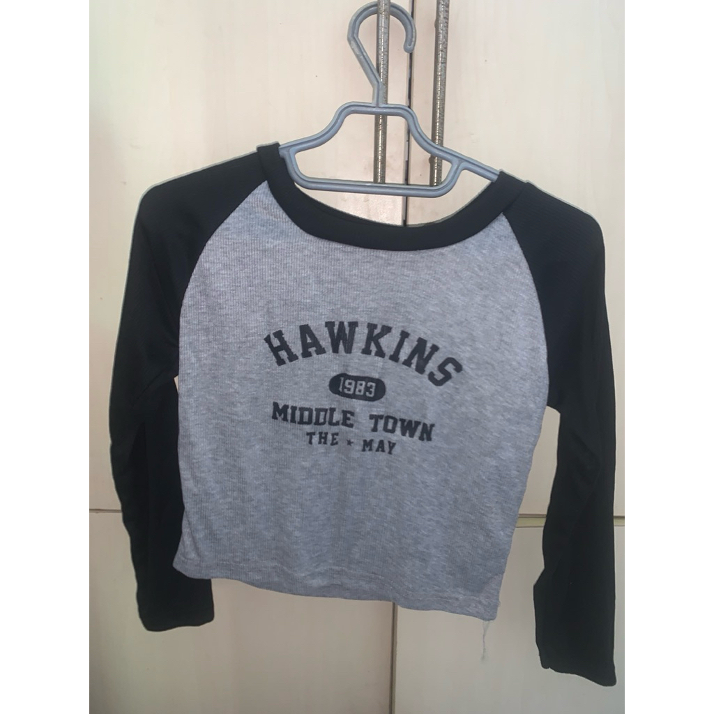PRELOVED kaos croptop ‘hawkins’