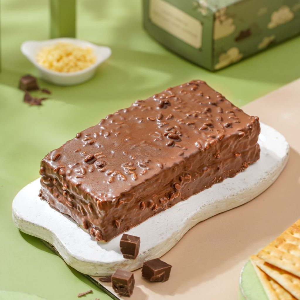 RainCake - Crispy Chocolate - Cheese Cake dengan Filling Peanut Chunk & Crackers