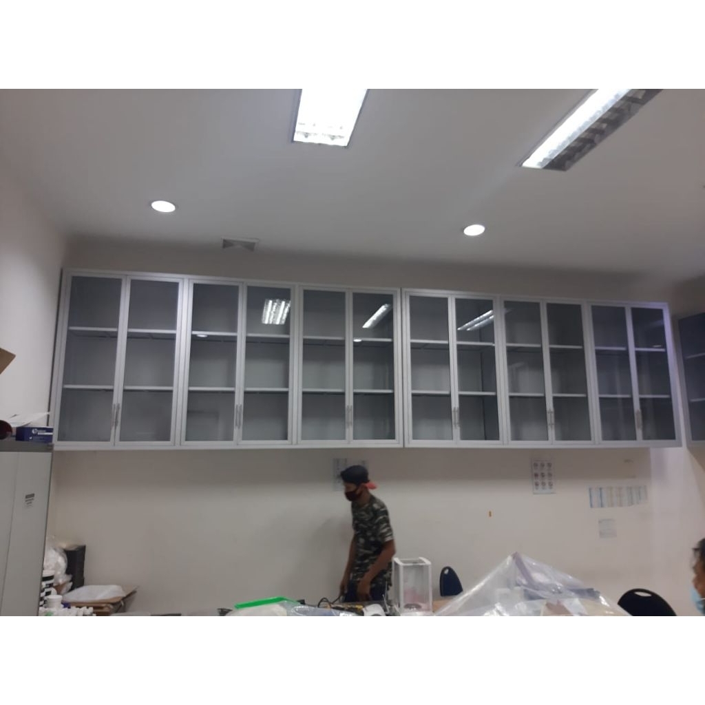 Lemari arsip aluminium custom/Lemari arsip gantung aluminium silver/Lemari file aluminium gantung.