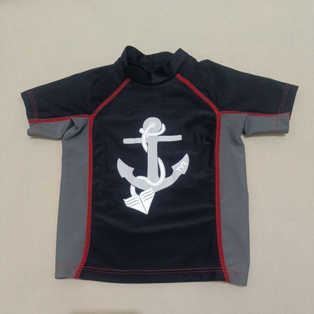 Preloved second baju renang anak laki hitam abu merah gambar jangkar brand TYR UPF 50+