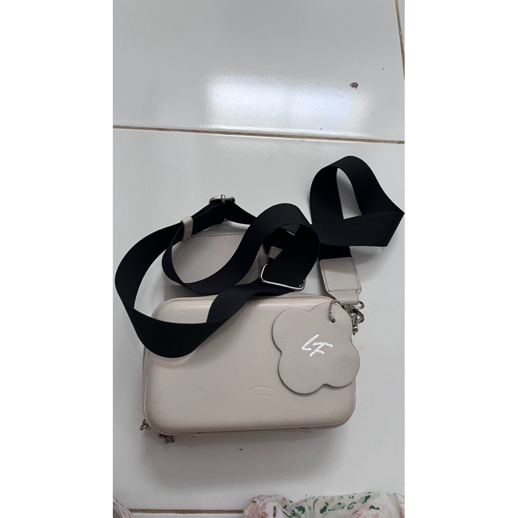 camera bag / sling bag Les Femmes