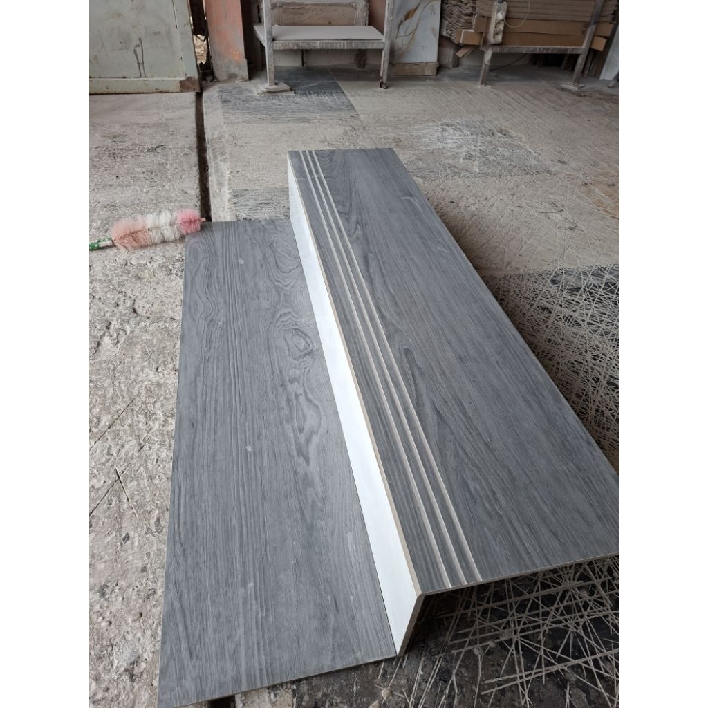 granit anak tangga abu abu/grey 30×90 30×100 30×120 motif kayu  request costum ukuran plin bordes
