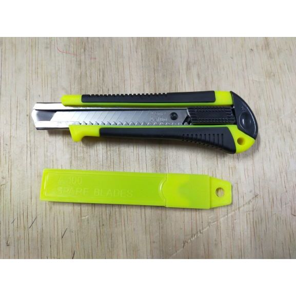 

Pisau Cutter Besar Gagang Karet + Refill 3 Pcs Isi Ulang