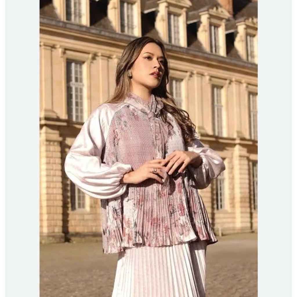 NEW Benang Jarum x Raisa BJ Festive Finesse Pleated Blouse M Pink BJ x Raisa Ukuran M Warna Pink Blo