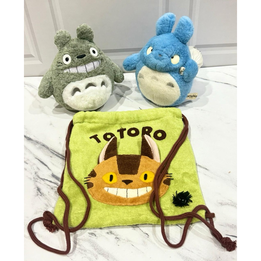 Boneka Plushie & Tas Serut Totoro Biru Bawa Kantong, Totoro Hijau Abu-Abu, & Totoro Sun Arrow