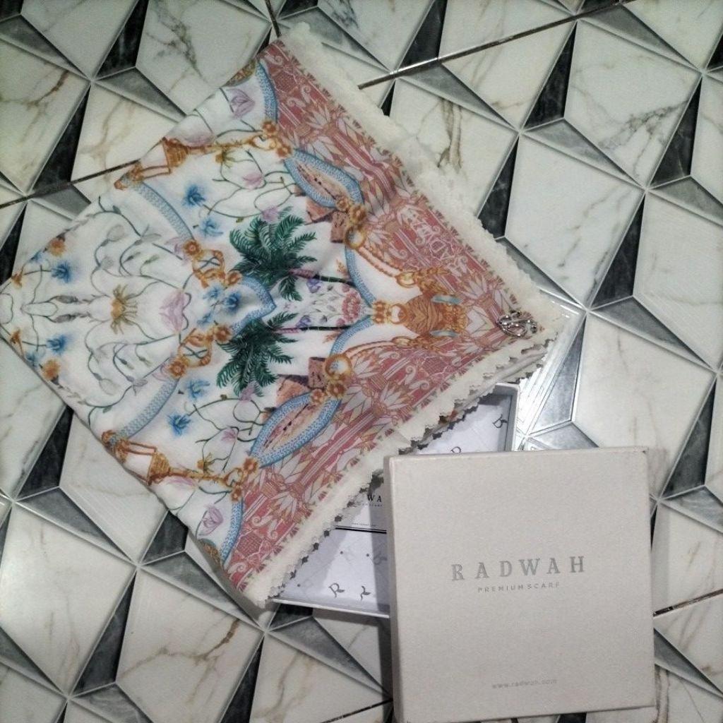 Hijab Radwah warna putih