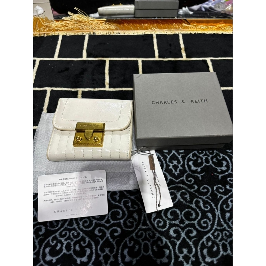 Dompet kecil perempuan Charles & Keith