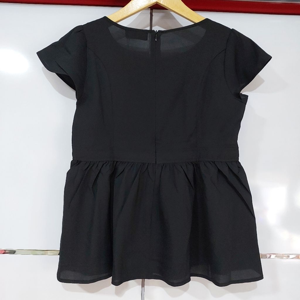 Atasan Wanita Bahan Sifon Halus Merk Bershka Warna Hitam Polos