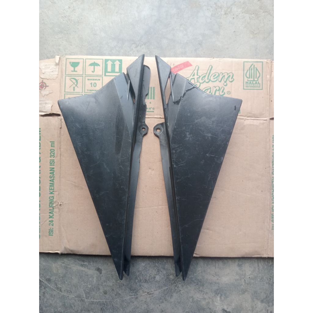 cover tutup aki untuk motor Yamaha Vixion New original tinggal pasang aja barang asli