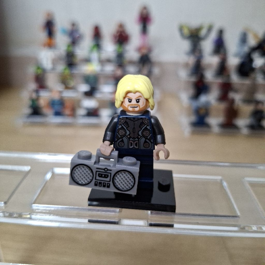 Lego Minifigure Thor - Spongy Cape, Dark Blue Legs SH0170