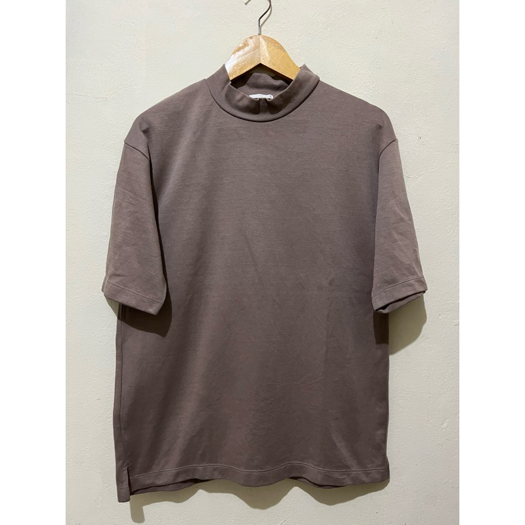 Preloved GU by Uniqlo Kaos Lengan Pendek Turtle Neck Coklat
