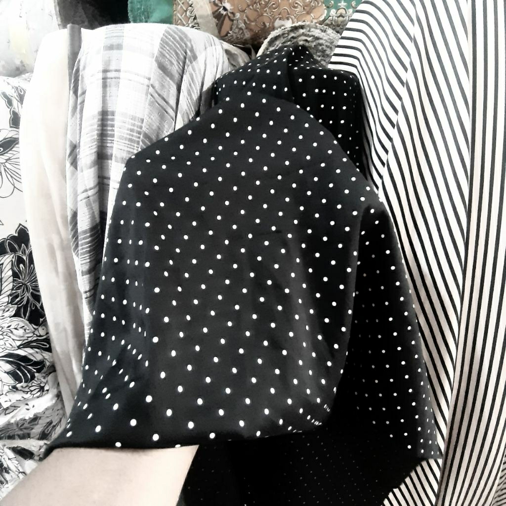 KAIN KATUN PARIS PREMIUM MOTIF POLKADOT KECIL WARNA PUTIH DASAR HITAM - KAIN KATUN MOTIF DOT KECIL- 