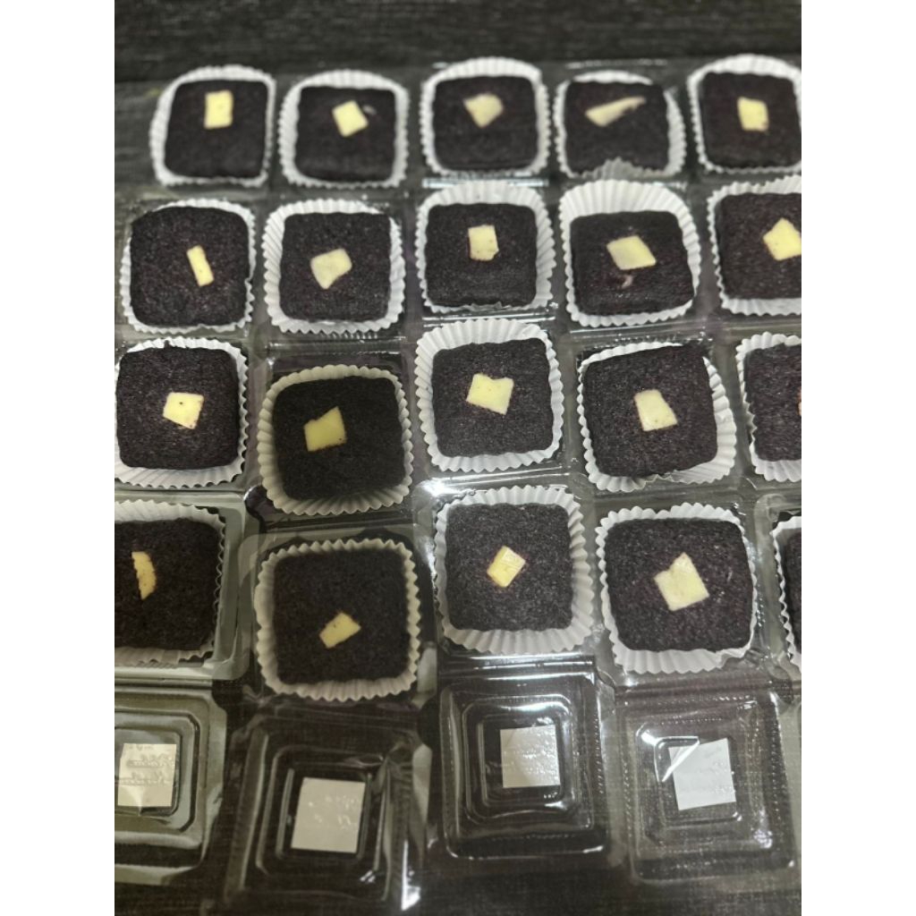 

Bolu Ketan Hitam Mini Legit Isi Keju – Snack Box / Arisan / Acara