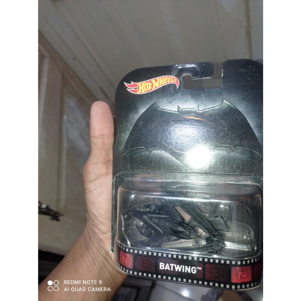Hotwheels premium batman batwing Boulevard pesawat batman black hitam