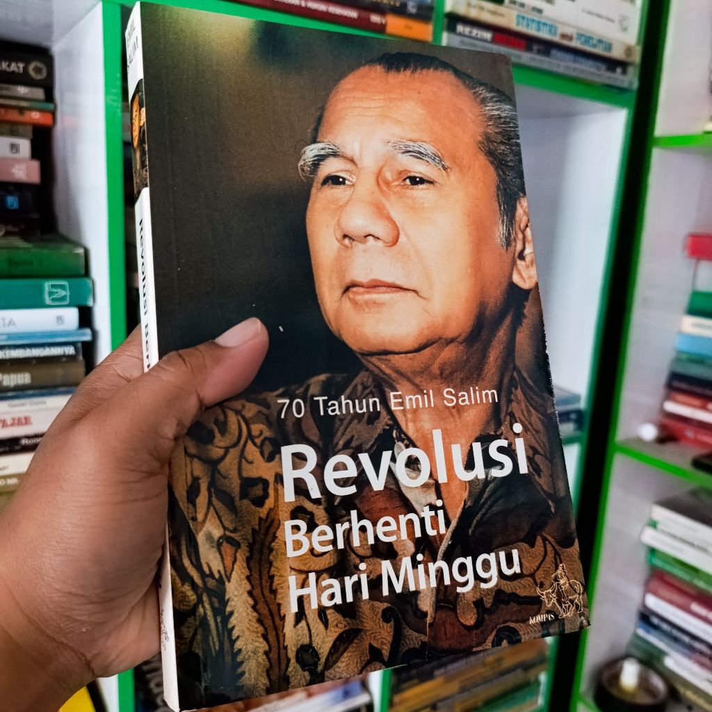 buku 70 tahun emil salim revolusi berhenti hari minggu