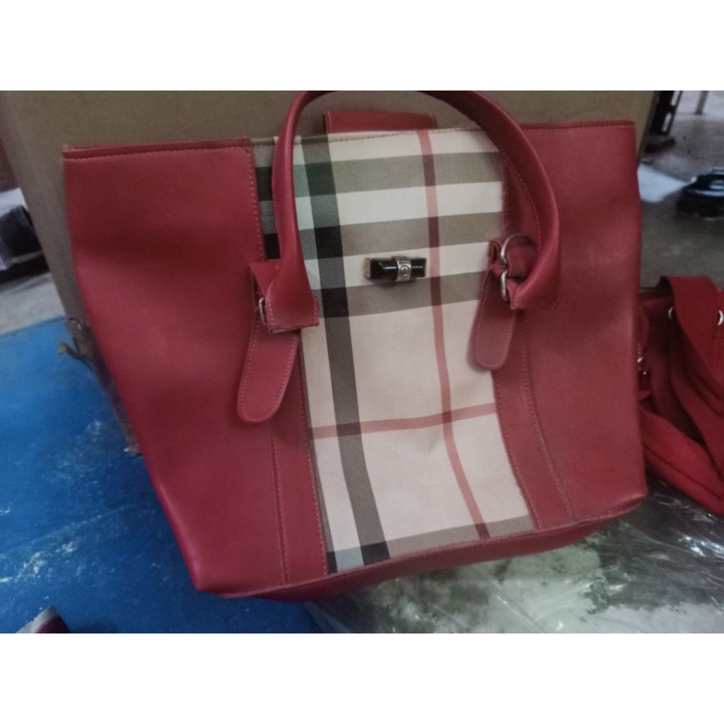 tas wanita second branded original . Murah .