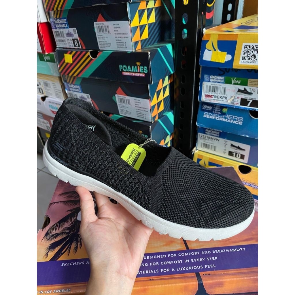 Sepatu skechers ultra go 136512
