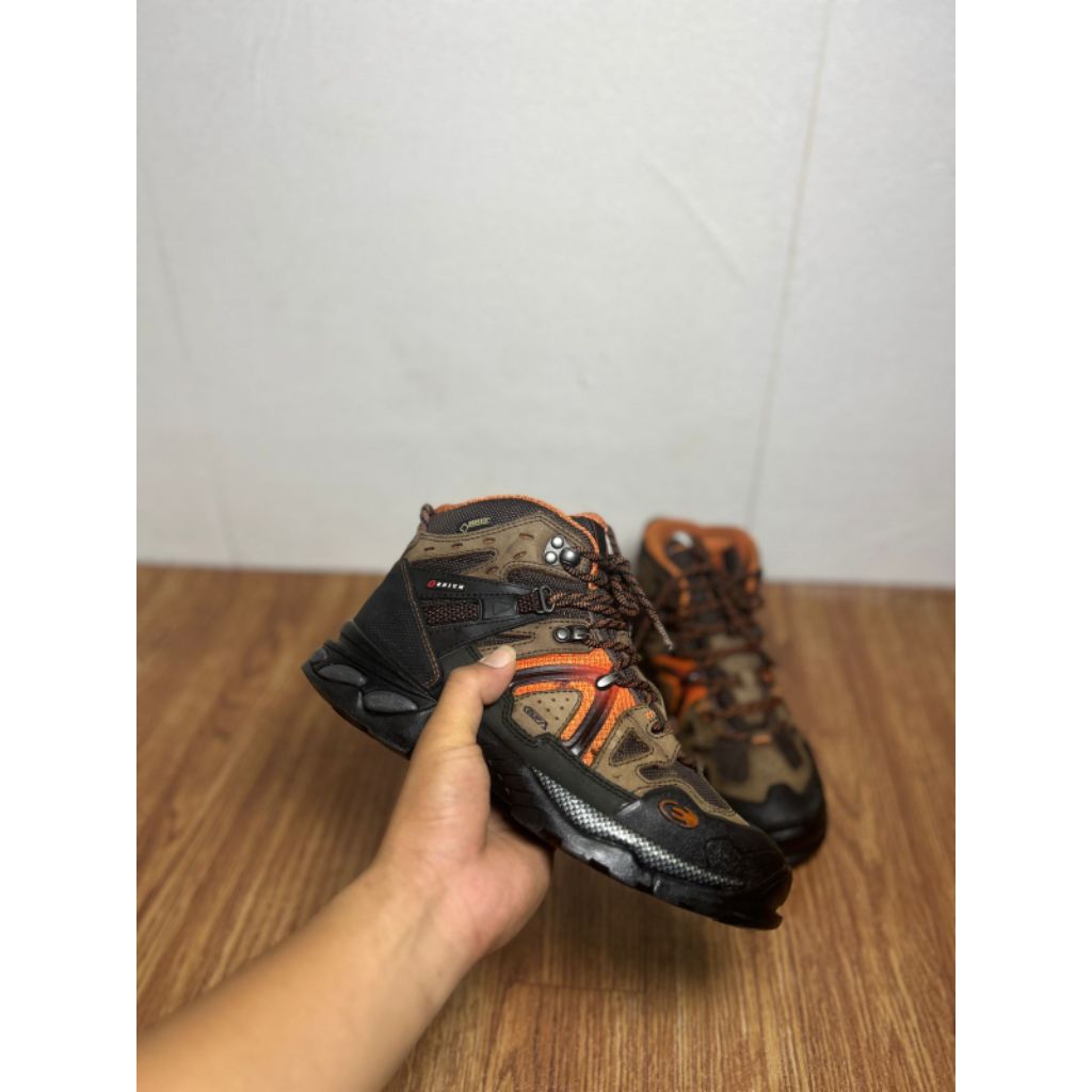 Sepatu gunung second original eider