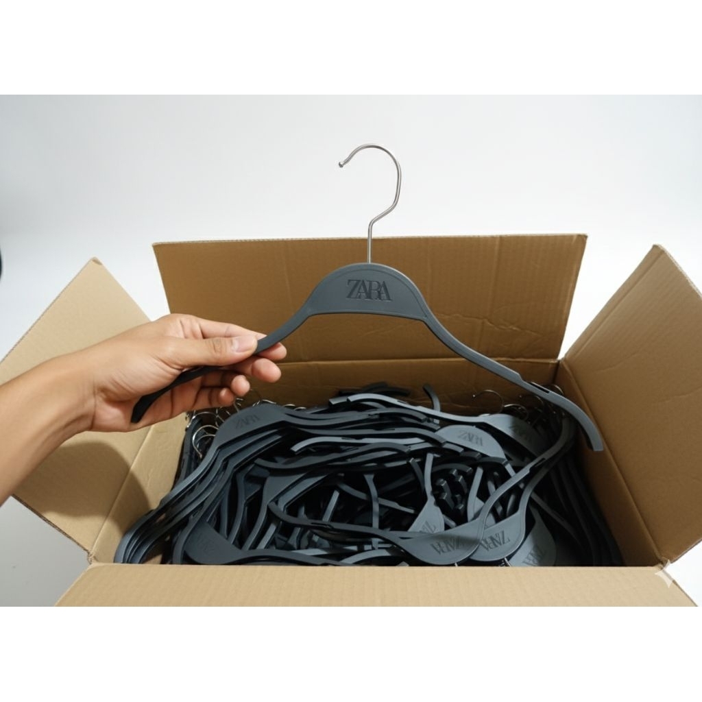 Hanger hitam gantungan baju plastik hitam ZARA murah