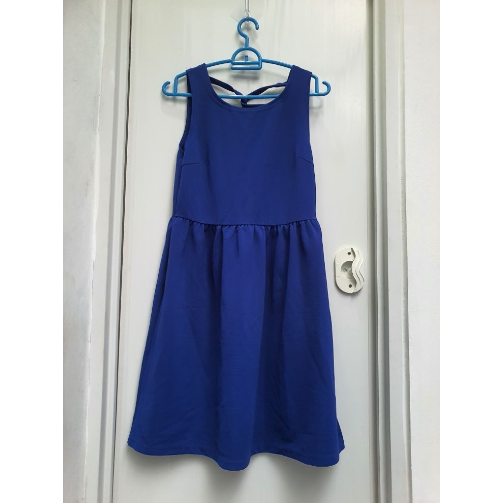 Dress biru elektrik dengan aksen tali silang di belakang