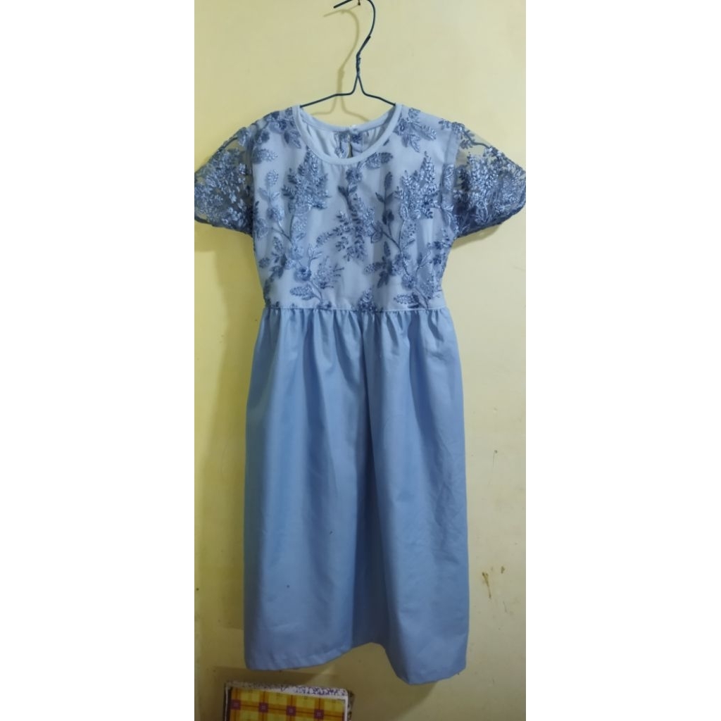 Gaun anak tangan pendek motif brokat warna biru
