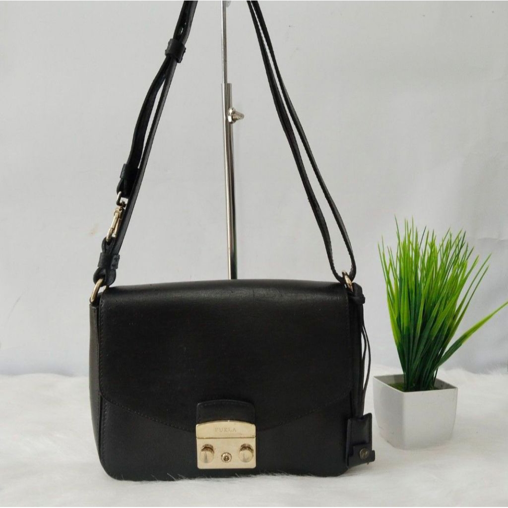 Preloved tas sling wanita Furla bahan full kulit asli