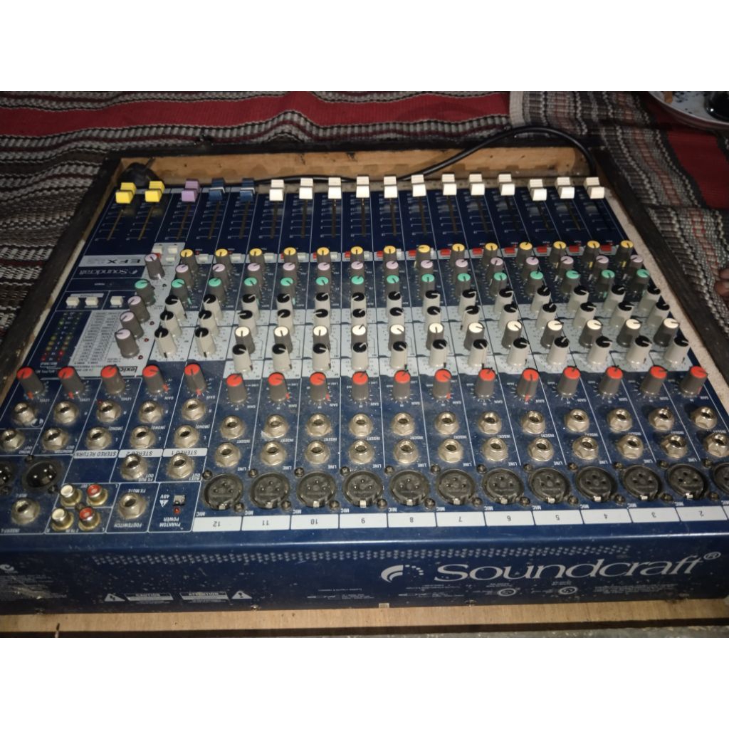 MIXER SOUNDCRAFT 12 CHANEL + EFECT DAN HARDCASE