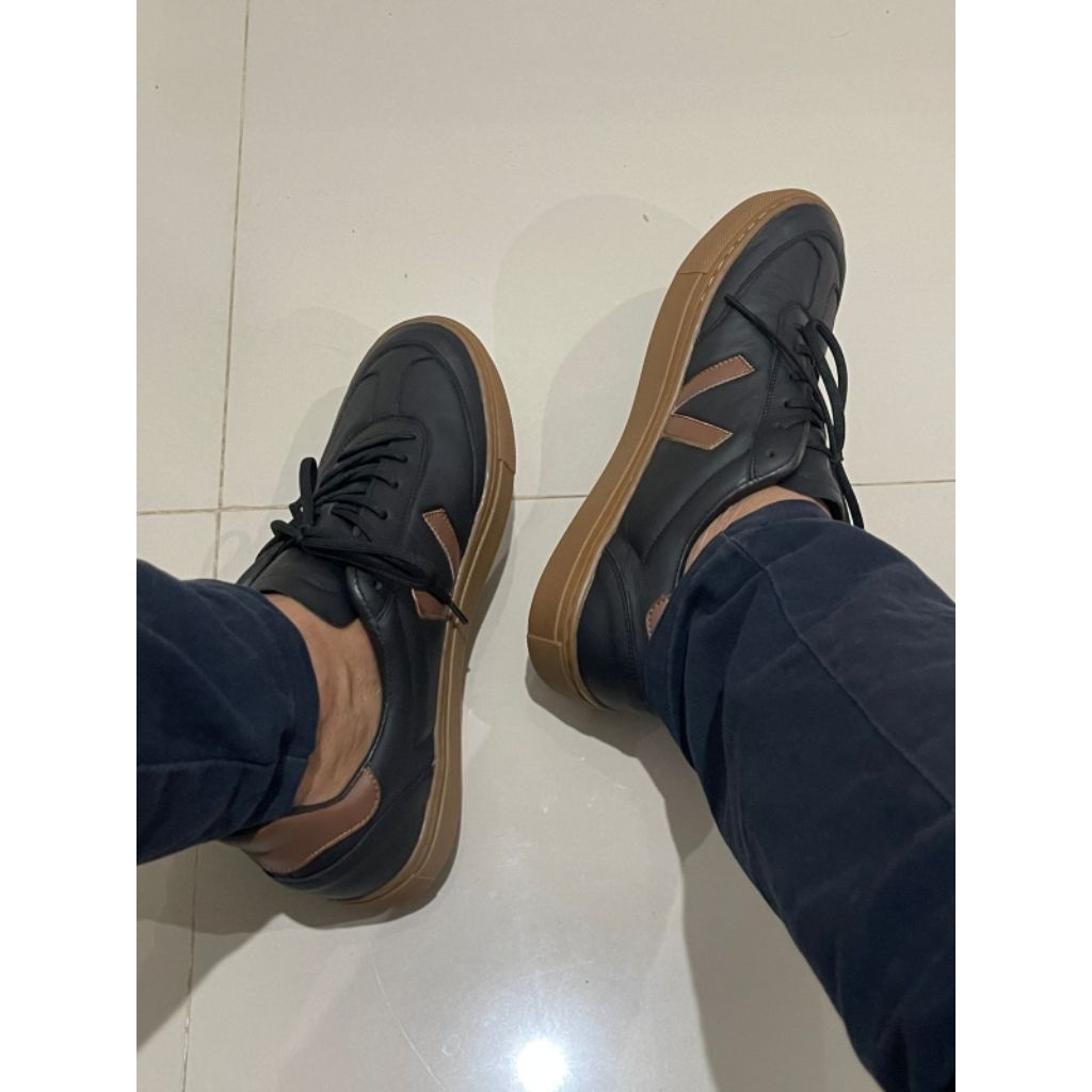 Sepatu Casual Volosh Attract Hitam Coklat