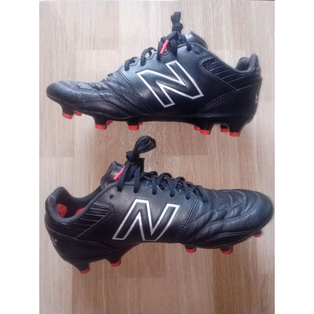 sepatu bola second kulit new balance original 41,5