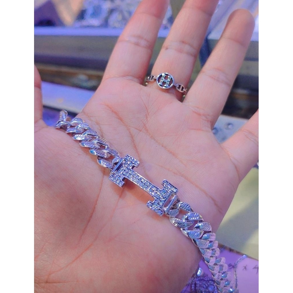 satu set perhiasan perak