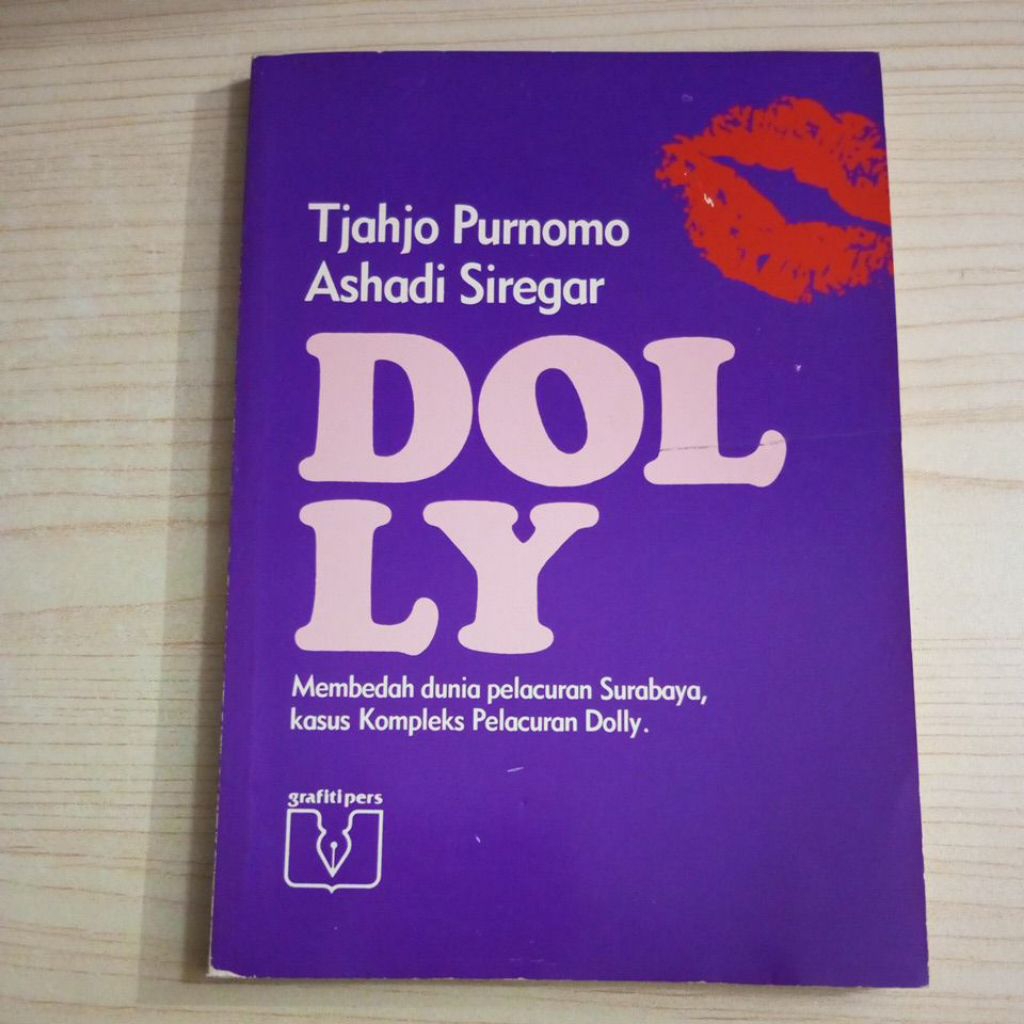 BUKU DOLLY MEMBEDAH DUNIA PELACURAN SURABAYA KASUS KOMPLEKS PELACURAN DOLLY OLEH TJAHJO PURNOMO DAN 