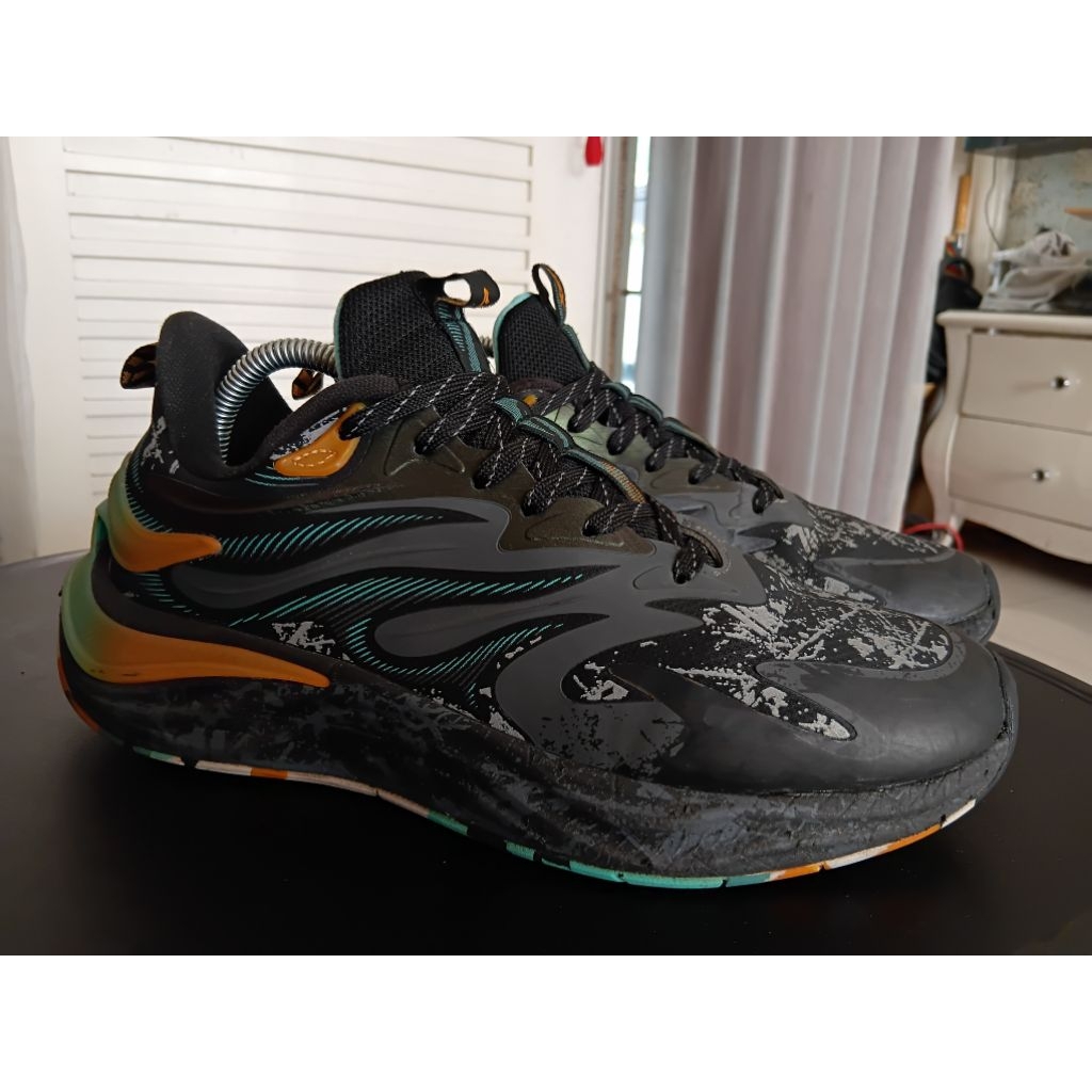 Sepatu basket Xtep sangat ringan seken  kondisi terbaik sz 42 insole 26cm  tapak utuh