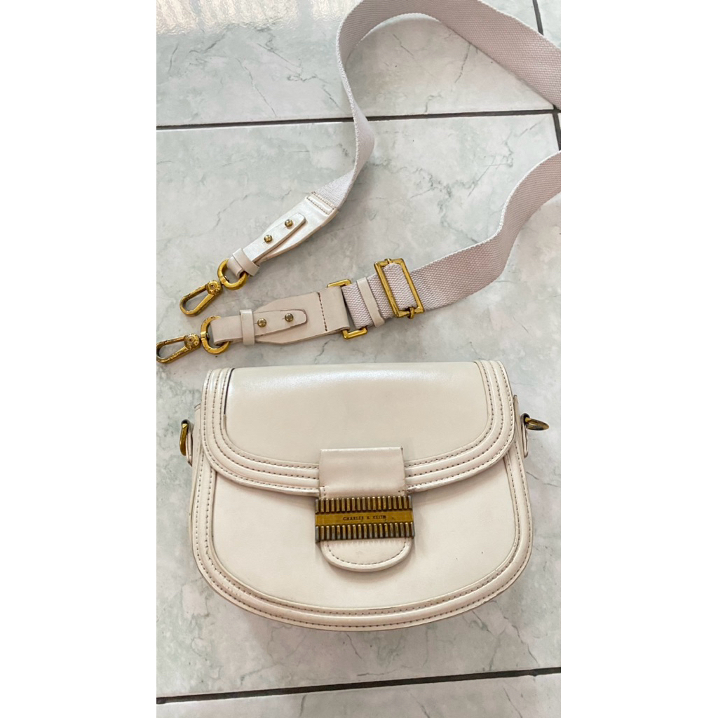 PRELOVED TAS PUTIH CHARLES AND KEITH KW