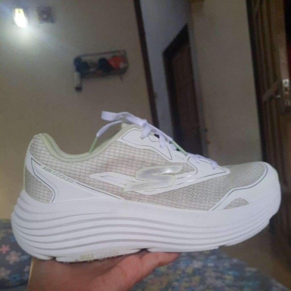 PRELOVED SKECHERS MAX CUSHIONING SIZE 38(25CM)