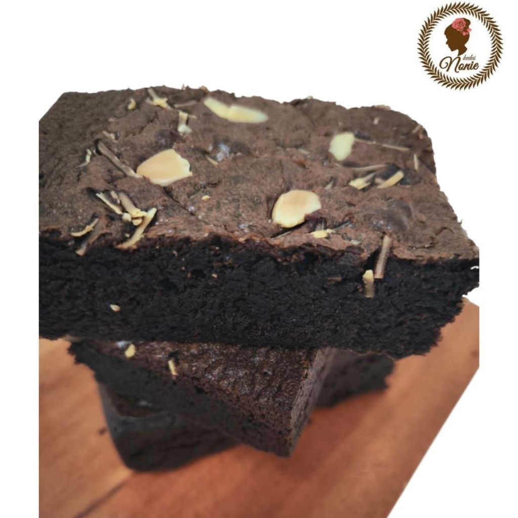 Brownies Fudgy Kedai Nonie Bandung Brownies Coklat Kedai Nonie Almond Cheese Chocochip Sekat