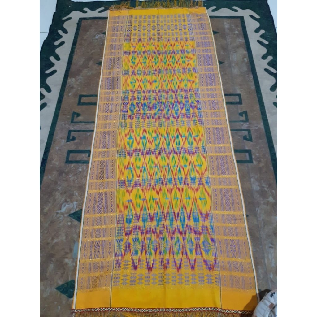 Uis Nipes Sutra Kuning tanpa Rumah Adat