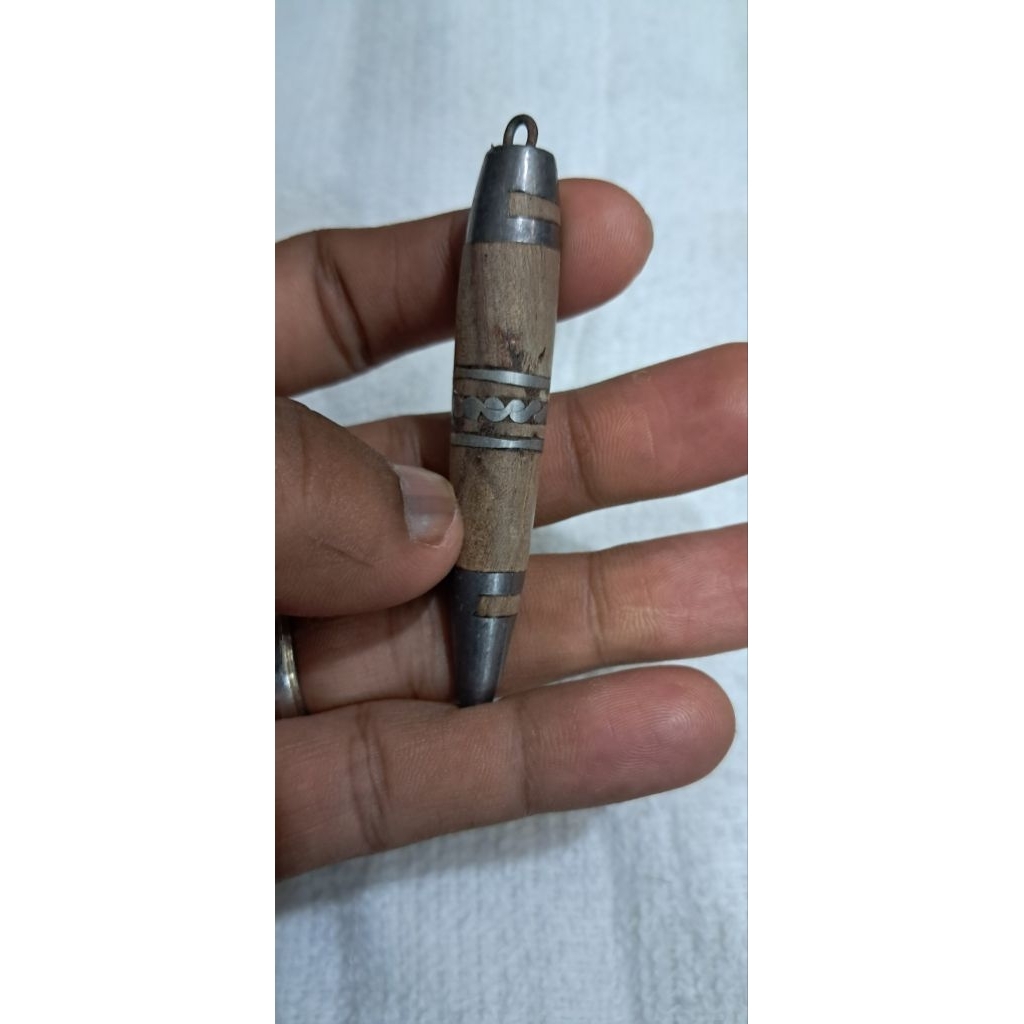 Liontin kayu bungkang