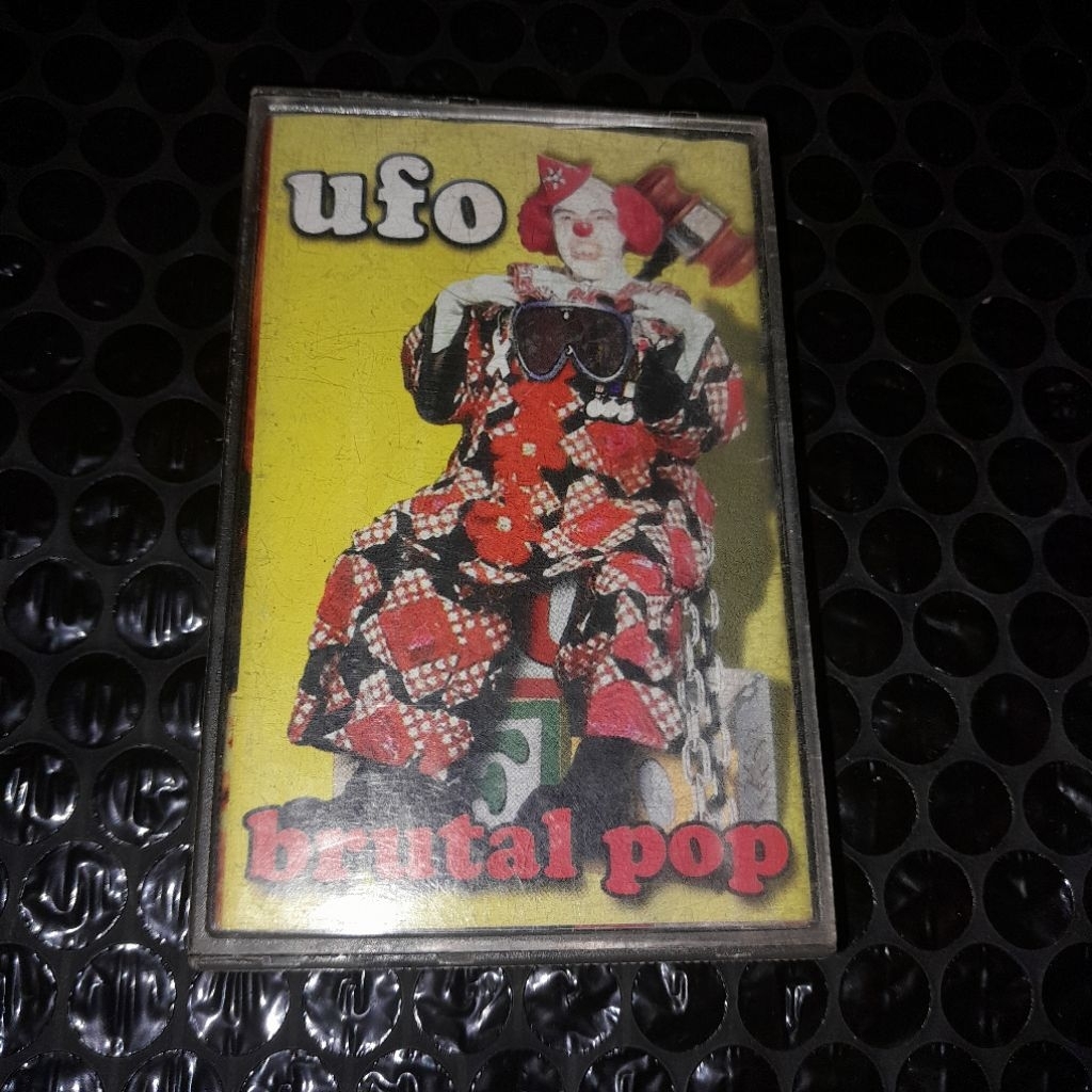 kaset pita UFO brutal pop