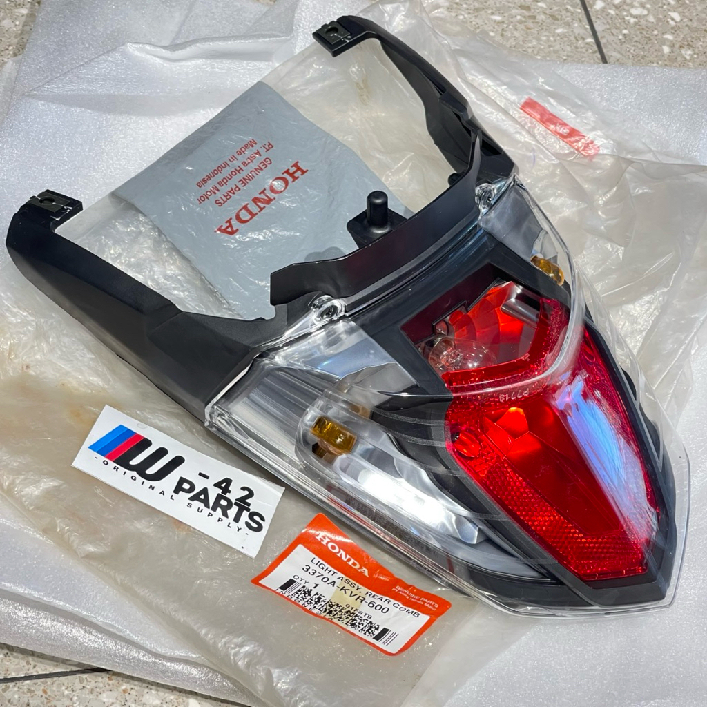 LAMPU STOP LAMP REM BELAKANG ASSY REVO 100 OLD LAMA LANCIP ORIGINAL AHM 3370A KVR 600