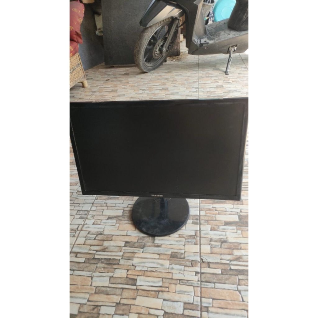 Led Monitor Samsung 22 Inchi Minus berembun
