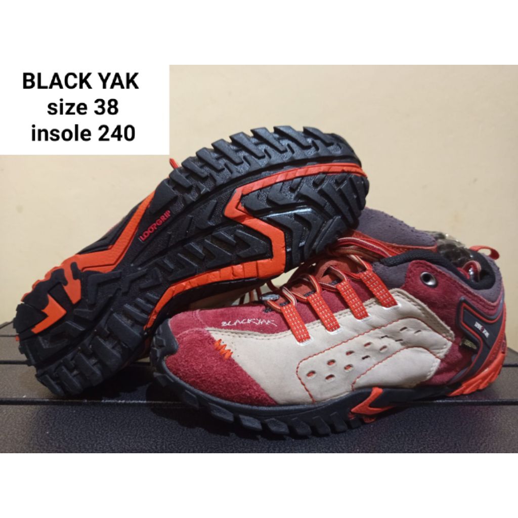 sepatu outdoor thrifting BLACK YAK