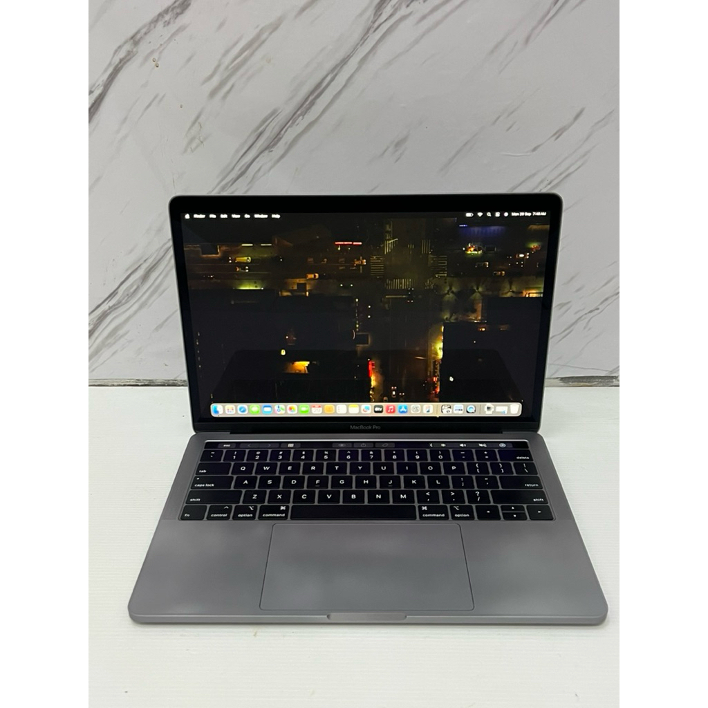 Macbook pro 2019 i7 16/256 seken